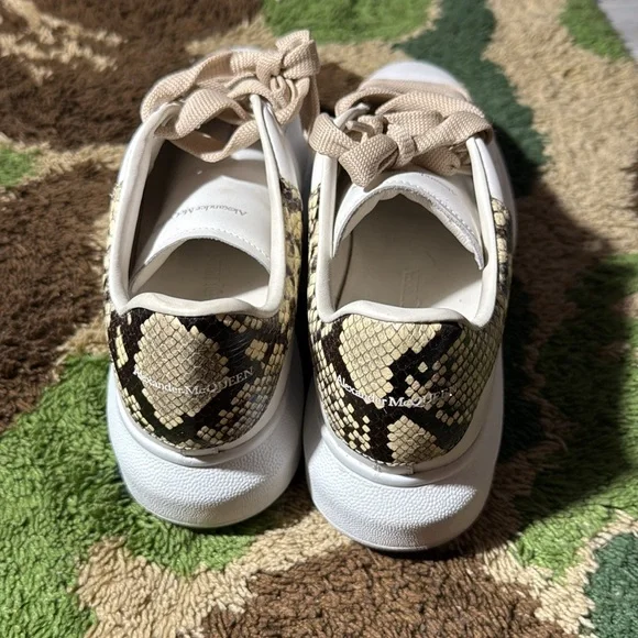 Alexander McQueen White and Tan Sneakers with Minimalist Design - Picture 2 of 5